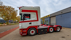 20251019-Tom-Holding-00186